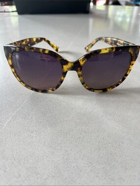 Fetch Brand Classic Tortoiseshell Cat-Eye Sunglasses for Women